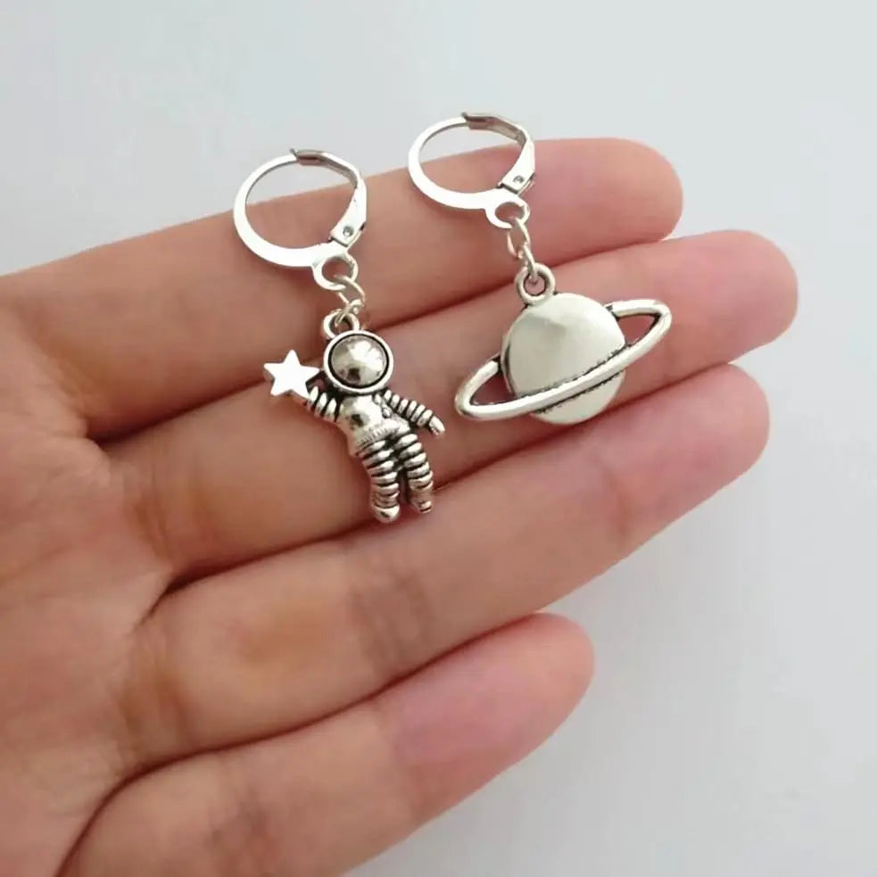 Creative Planet Lever Back Earrings, Space Themed Astronaut Charm Small Hoop Earrings AETYWYEIN