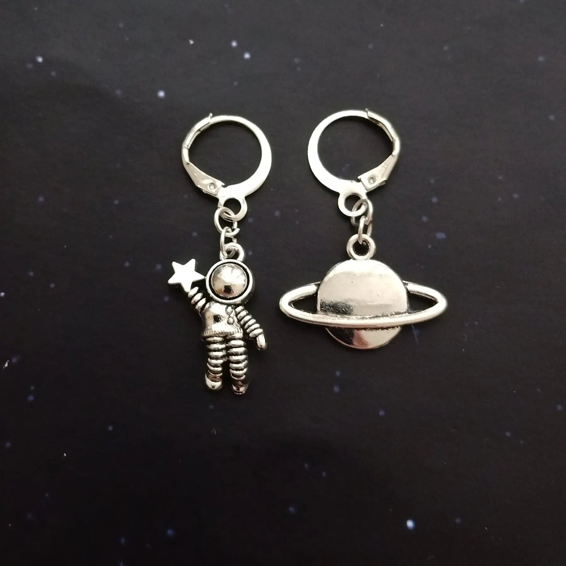 Creative Planet Lever Back Earrings, Space Themed Astronaut Charm Small Hoop Earrings AETYWYEIN