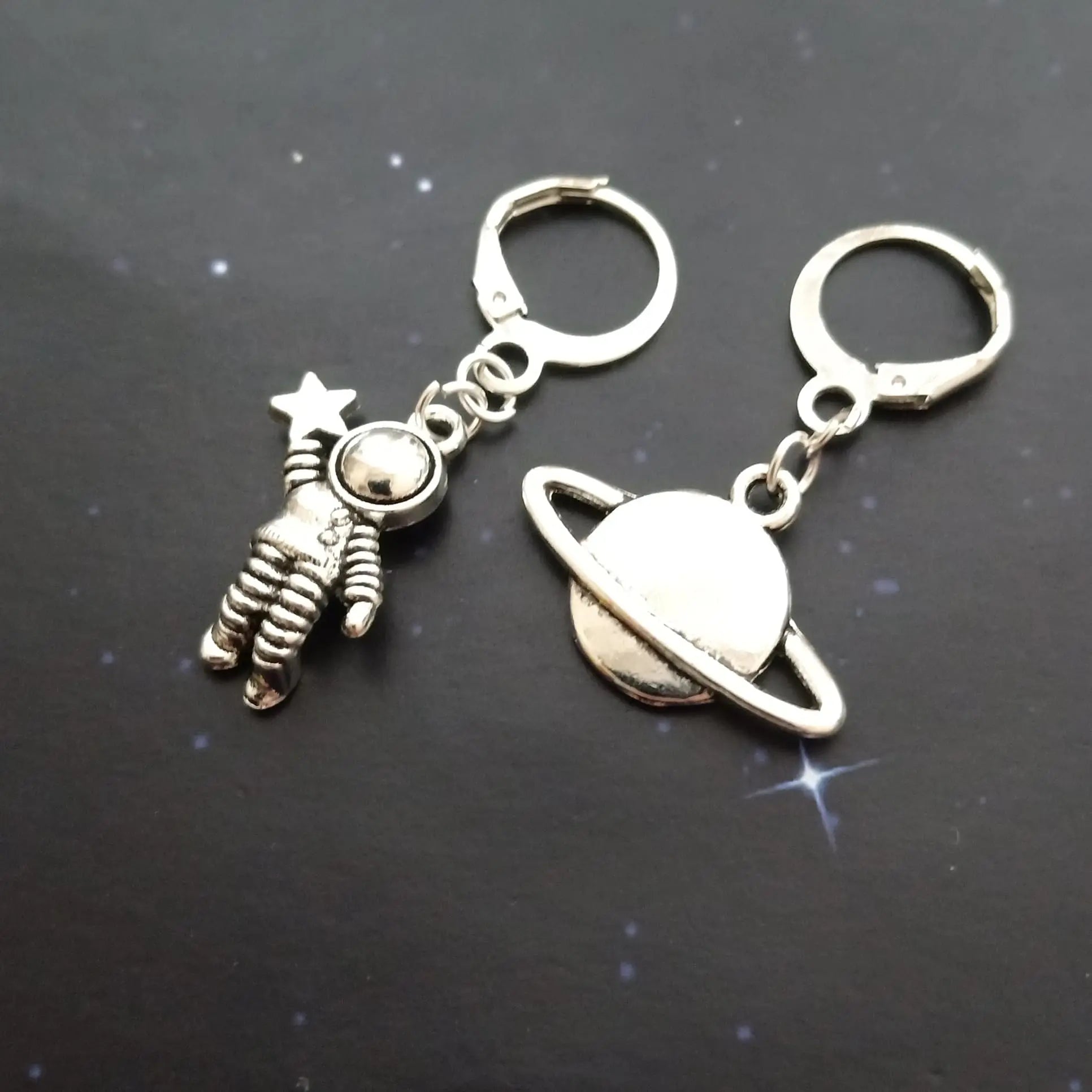 Creative Planet Lever Back Earrings, Space Themed Astronaut Charm Small Hoop Earrings AETYWYEIN