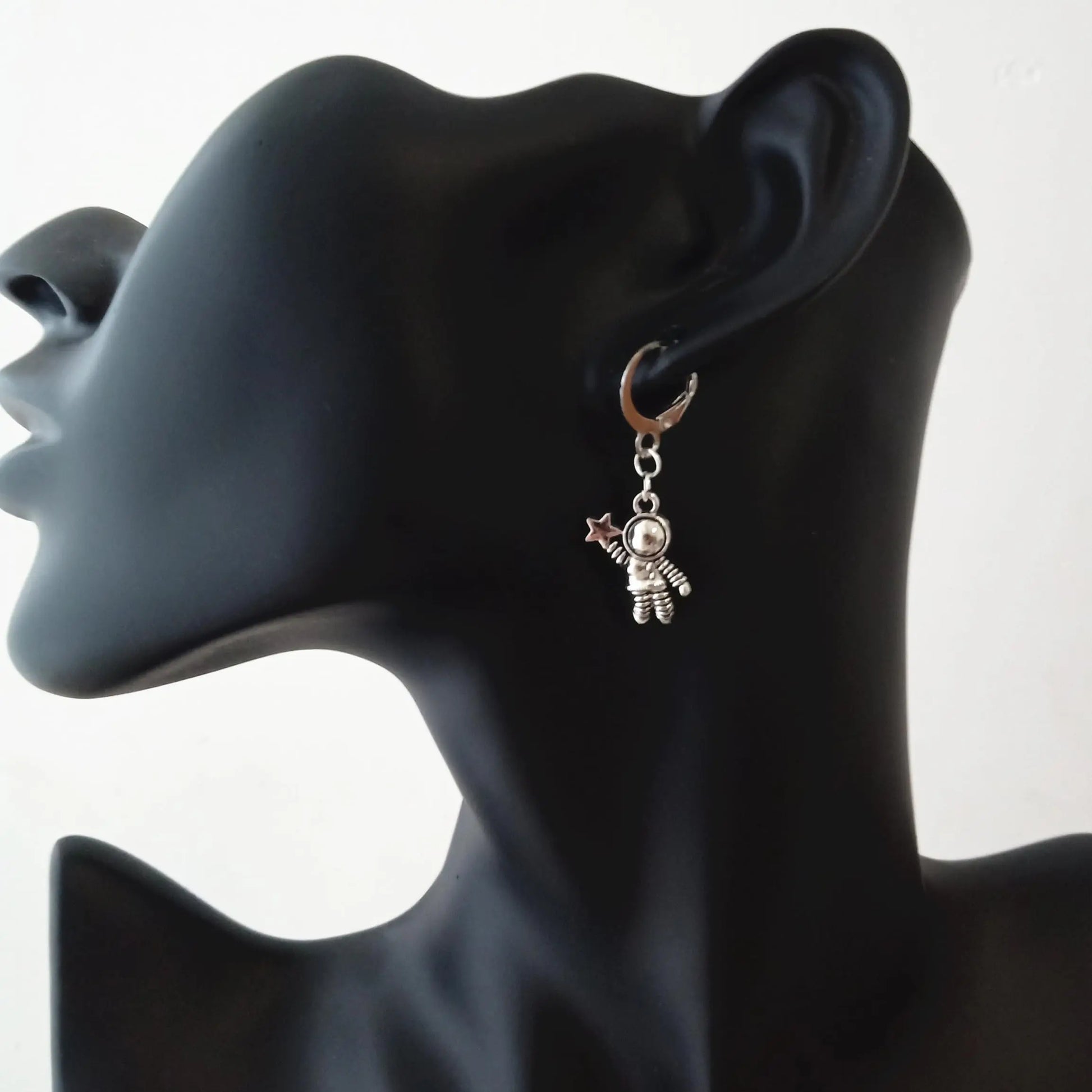 Creative Planet Lever Back Earrings, Space Themed Astronaut Charm Small Hoop Earrings AETYWYEIN